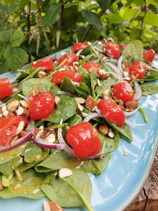 Simpel, smagfuld salat med hjemmelavet honningdressing