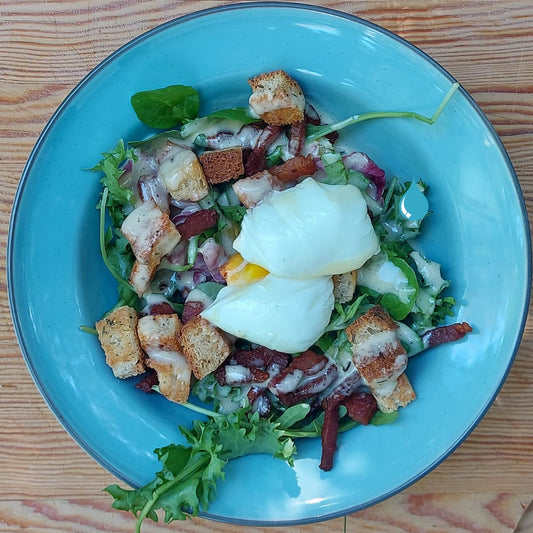 Salade Lyonnaise med pocheret æg, bacon og Croutoner