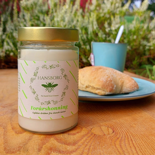 glas med lys forårshonning fra Hansborg – mild og fast konsistens